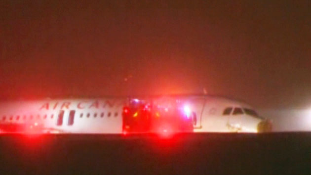 에어캐나다 여객기 악천후에 활주로 이탈...승객 23명 경상
