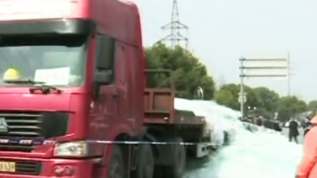 중국, 트레일러에서 유리 쏟아져 승객 3명 사망