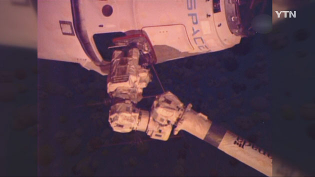 커피메이커 실은 미국 무인 우주선 '드래건'  ISS 안착