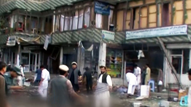 아프카니스탄에서 자폭 테러...130여 명 사상