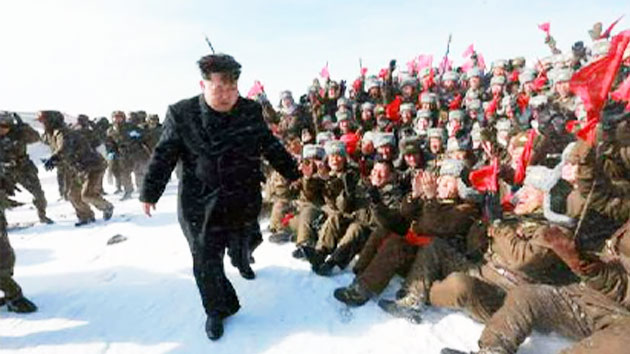 북한 김정은, 전투비행사들과 백두산 올라