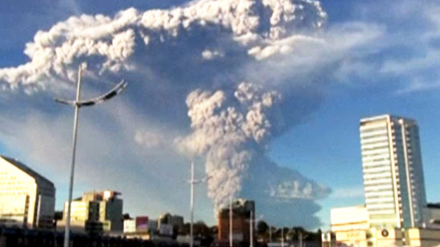 칠레 칼부코 화산 40여 년 만에 大폭발...'비상사태' 선포