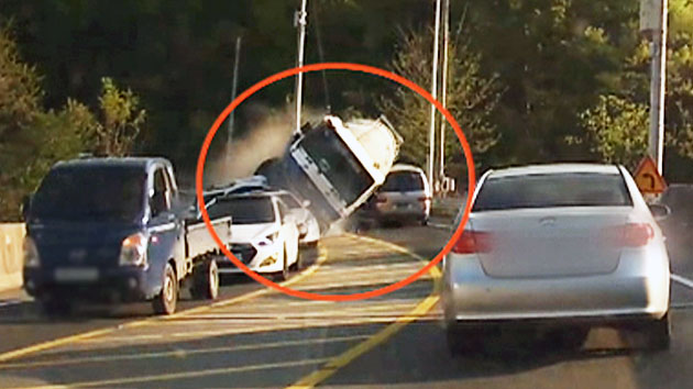 [단독 영상] 25톤 레미콘, 도로에서 넘어져...6명 부상