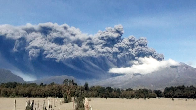 칠레 칼부코 화산 또 분출...주민 이동 통제