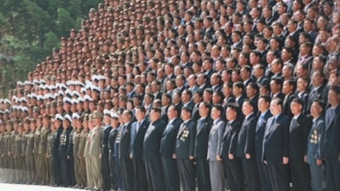 北 김정은 대규모 단체사진..."SLBM 개발" 과시?