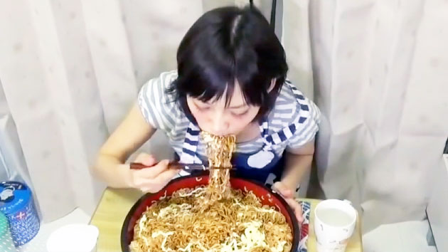 라면 10개 먹기에 도전한 대식 왕