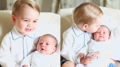 英 왕실, '샬럿 공주 안은 조지 왕자' 사진 공개