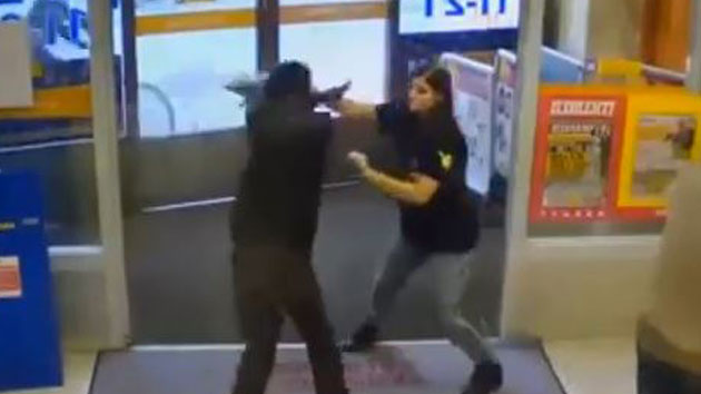 "꼼짝마!" 후추 스프레이로 도둑 제압한 여성
