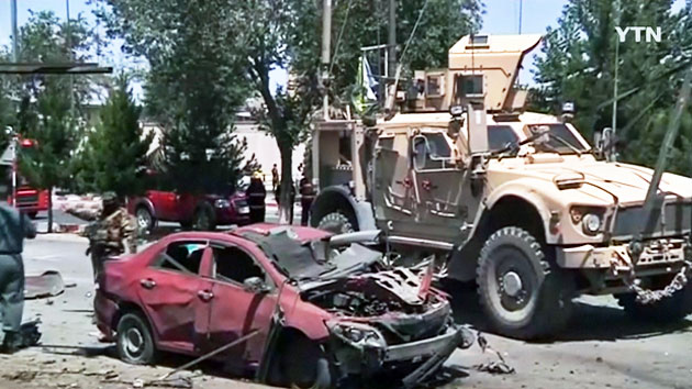 아프가니스탄에서 나토군 차량에 자폭테러...20여 명 사상