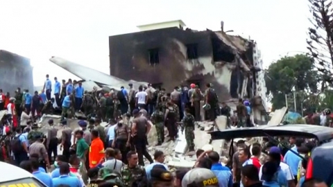 인도네시아 군수송기 주택가 추락..."최소 116명 사망"