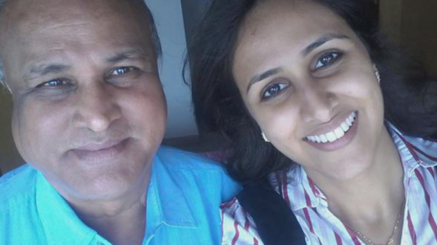 [댓글톡톡] 딸과 '셀카' 찍는 인도 부모들