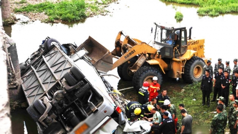  '중국 버스 추락' 사망자 11명으로 늘어...중국인 1명 추가