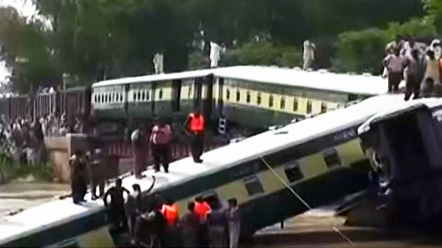 파키스탄, 다리 무너져 열차 추락...5명 사망