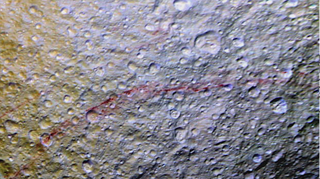 토성 위성 표면에서 낙서같은 '빨간 줄' 발견