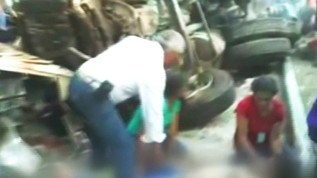 멕시코 트럭, 성당 순례자 덮쳐...23명 사망