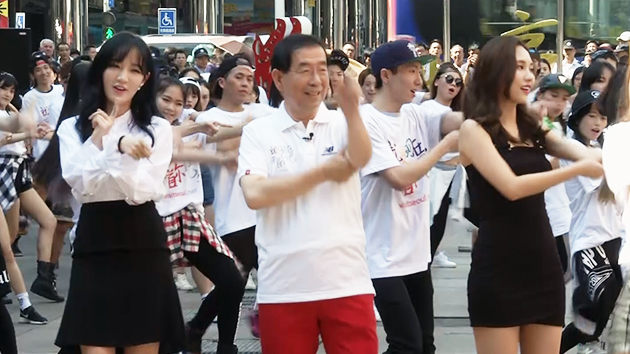 한류스타들과 중국 거리서 춤춘 박원순 시장