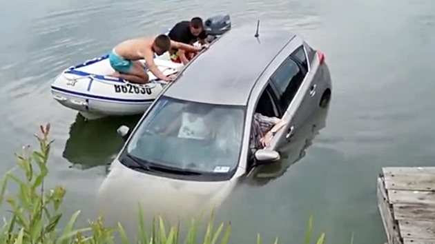 물에 빠져 가라앉는 차에서 노부부 구한 청년들