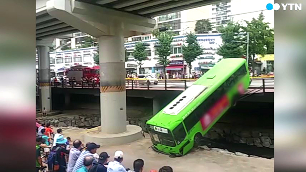 [영상] 하천으로 떨어진 시내버스...무슨 일이?
