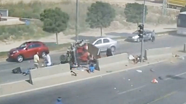 트럭과 중앙분리대에 끼여 초토화…탑승자 전원 무사