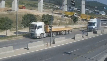 트럭과 중앙분리대에 끼여 초토화…탑승자 전원 무사