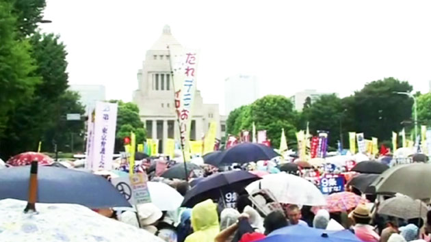 日 안보법안 반대 대규모 시위..."12만 명 몰려"