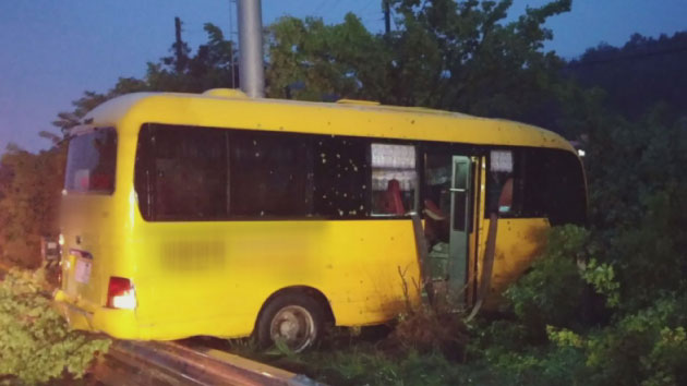 25인승 버스, 고속도로 빗길 사고...15명 부상