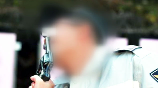 '얼굴에 총기' 개념 잃은 경찰 사진 논란