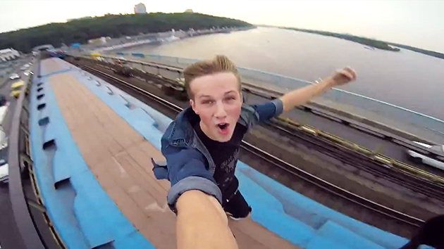 [댓글톡톡] 유럽 청소년 '열차 지붕 타기' 유행