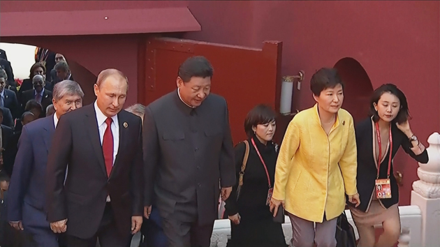 박근혜 대통령, 중국 열병식 참관...시 주석 오른쪽 두 번째