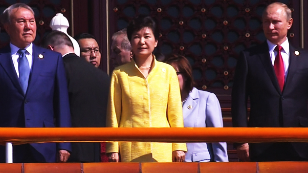 박근혜 대통령, 우리 정상으로 첫 열병식 참관