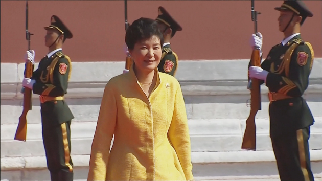 박근혜 대통령, 황금색 의상 선택한 이유는?