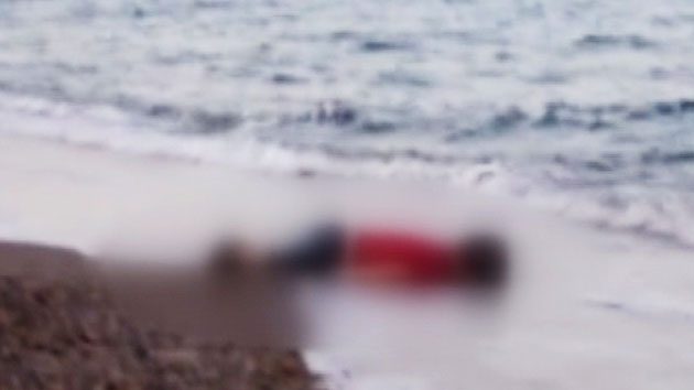 터키 해변에서 '3살 꼬마' 난민 시신 발견...끔찍한 참상에 전 세계 공분