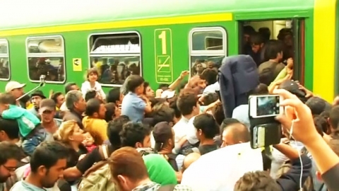 헝가리, 난민·경찰 충돌 '대혼란'...'난민 대책' 힘겨루기 가열