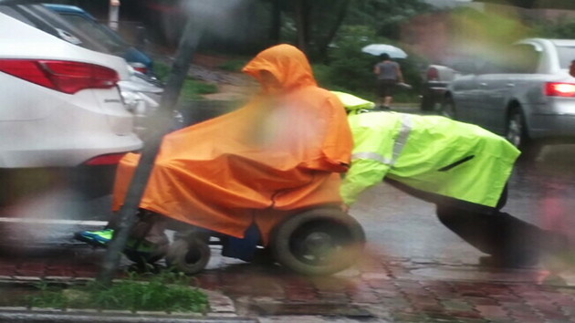[영상] '빗속에 멈춘 전동 휠체어' 경찰관의 세심한 배려