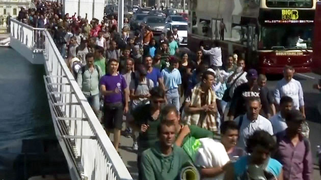 난민들 헝가리 '탈출'..."걸어서라도 독일 간다"