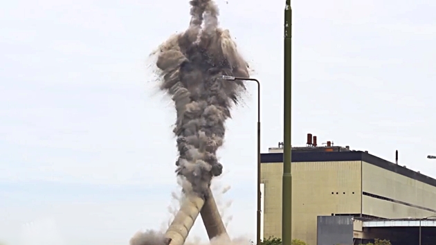 150m 쌍둥이 굴뚝 폭파 해체 '성공적'