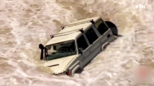 [영상] 경찰 추적 피해 달아나다 바다로 돌진
