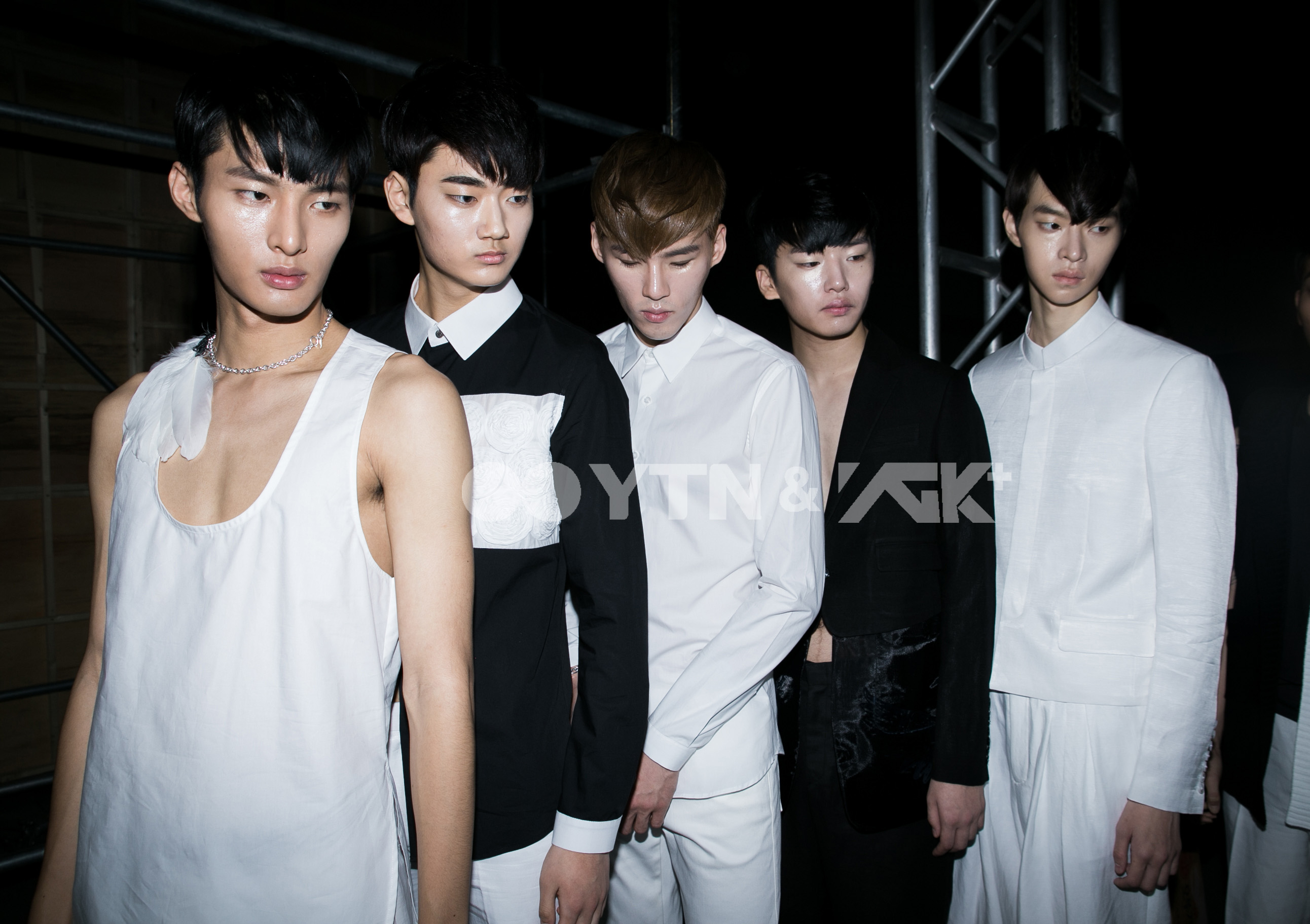 YG케이플러스 모델들에 부산패션위크 백스테이지 현장 공개 | YTN