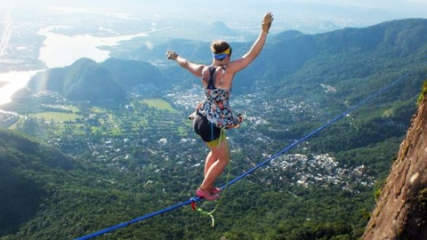 840미터 높이에서 하이힐 신고 외줄 타기