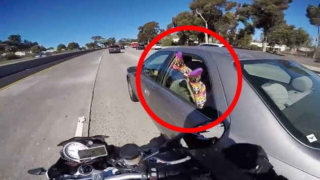 달리던 차에서 발이 쑥…'간지르기로 응징'