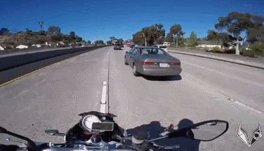 달리던 차에서 발이 쑥…'간지르기로 응징'