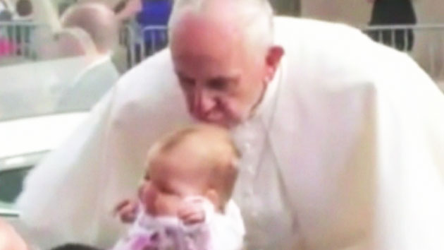 교황 입맞춤 뒤 1살 아이 뇌종양 작아져..."신의 가호"