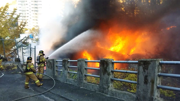 주택 화재 연기가 특수학교 덮쳐...200여 명 대피