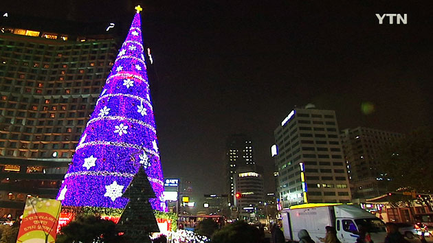 미리 '메리 크리스마스'...서울광장 트리 점등