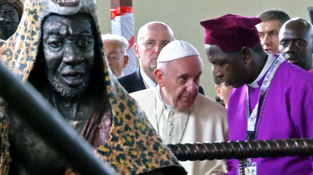 교황 우간다 도착 "세속적 권력은 지속적 평화 주지 않아"
