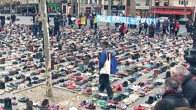 '시위 금지'에 신발 수백 켤레 전시해 항의