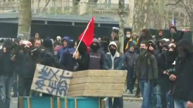 '기후변화협약 회의' 파리서 시위대 경찰과 충돌...2백여 명 연행