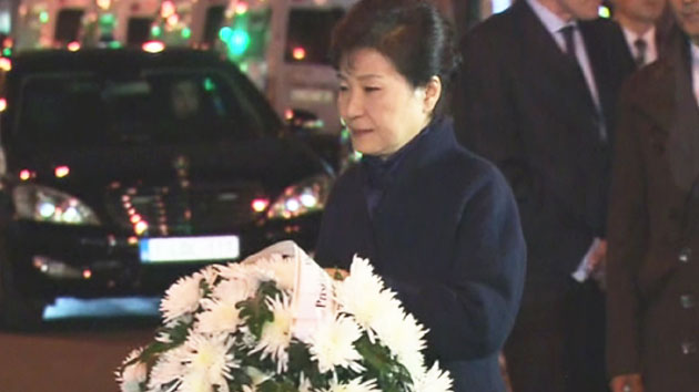 박근혜 대통령, 파리 테러 현장 찾아 희생자 추모