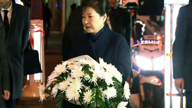박근혜 대통령, 테러 희생자 추모...한국 공예전 관람