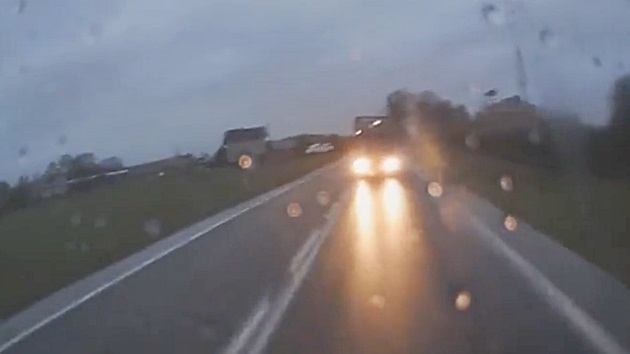 트럭 운전자의 아찔한 졸음운전…차선 넘어 정면충돌